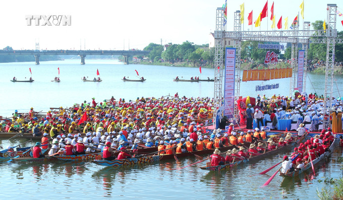 Quang cảnh khai mạc lễ hội bơi, đua thuyền trên sông Kiến Giang. Ảnh: Võ Mạnh Thành - TTXVN Quang cảnh khai mạc lễ hội bơi, đua thuyền trên sông Kiến Giang. Ảnh: Võ Mạnh Thành - TTXVN