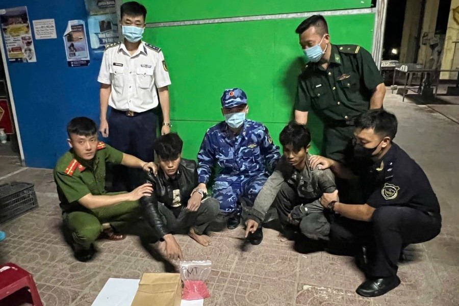 Đối tượng Hồ Văn Dê Ra My và Hồ A Thơi cùng tang vật bị bắt giữ.