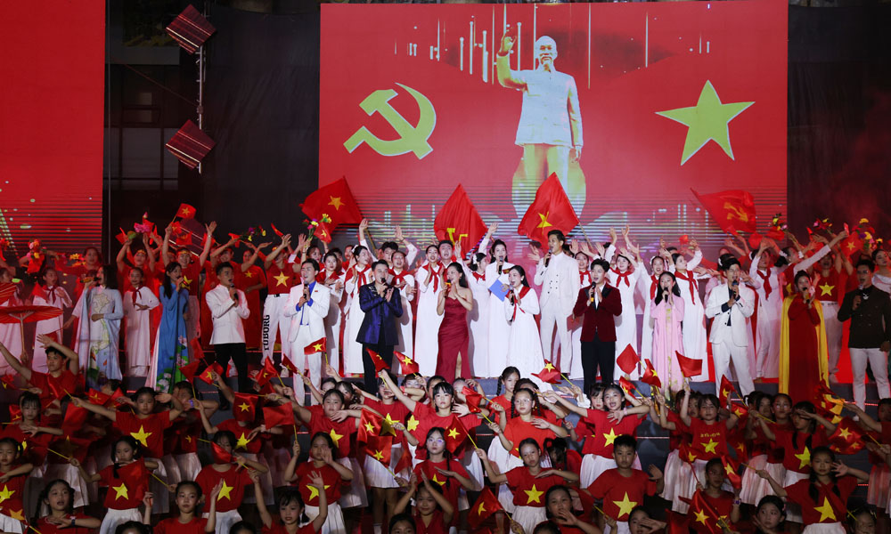 Tiết mục nghệ thuật tại Quảng trường 3/2. Tiết mục nghệ thuật tại Quảng trường 3/2.