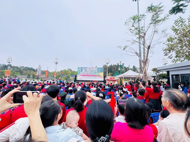 Người dân tập trung tại Quảng trường Hồ Chí Minh xem lễ diễu binh.