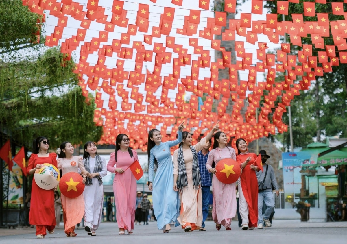 Tây Ninh thu hút đông đảo du khách là khu du lịch núi Bà Đen, làng nổi Tân Lập, vườn thú Mỹ Quỳnh...