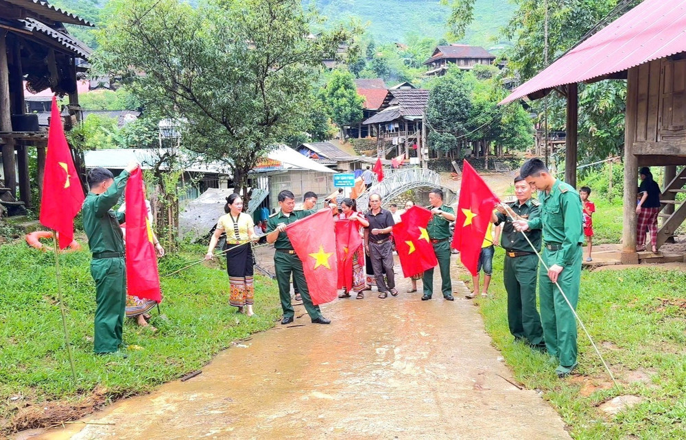 Lực lượng bộ đội biên phòng Đồn Biên phòng Na Ngoi (Bộ đội biên phòng tỉnh Nghệ An) giúp người dân bản Tẳng Phăn (xã Na Ngoi, tỉnh Nghệ An) treo cờ Tổ quốc dọc các tuyến đường, trao quà cho bà con nhân dân và tổ chức nấu “Bữa cơm yêu thương Ngày Quốc khánh” cho hộ gia có hoàn cảnh đặc biệt khó khăn. Ảnh minh họa: TTXVN phát Lực lượng bộ đội biên phòng Đồn Biên phòng Na Ngoi (Bộ đội biên phòng tỉnh Nghệ An) giúp người dân bản Tẳng Phăn (xã Na Ngoi, tỉnh Nghệ An) treo cờ Tổ quốc dọc các tuyến đường, trao quà cho bà con nhân dân và tổ chức nấu “Bữa cơm yêu thương Ngày Quốc khánh” cho hộ gia có hoàn cảnh đặc biệt khó khăn. Ảnh minh họa: TTXVN phát