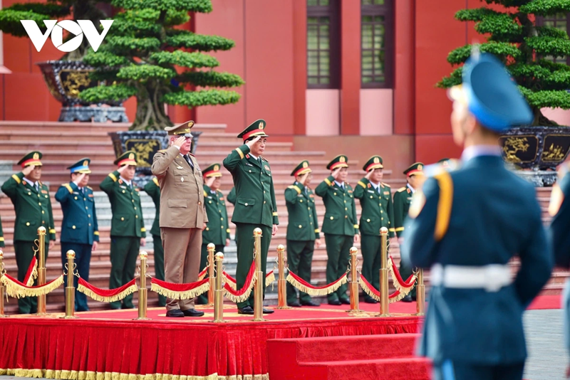 Đại tướng Phan Văn Giang và Thượng tướng Álvaro López Miera tại lễ đón