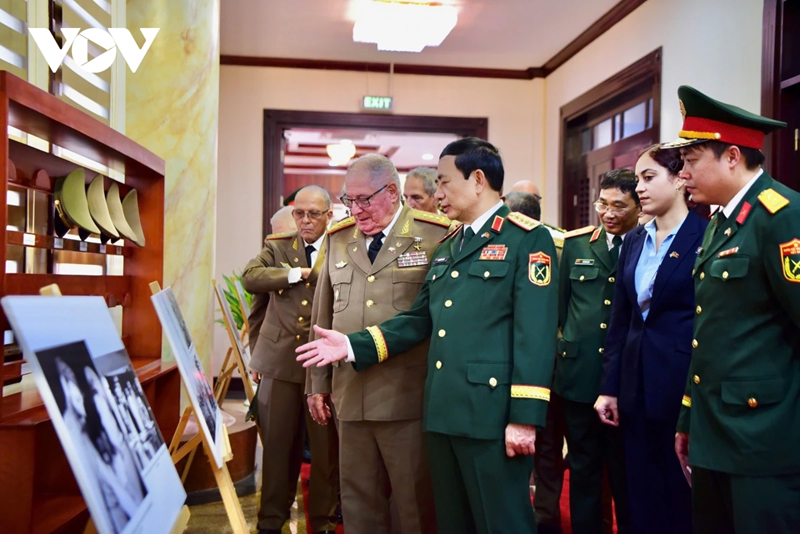 Ngay sau lễ đón, Đại tướng Phan Văn Giang và Thượng tướng Álvaro López Miera đã cùng tham quan trưng bày ảnh về quan hệ hợp tác giữa hai nước