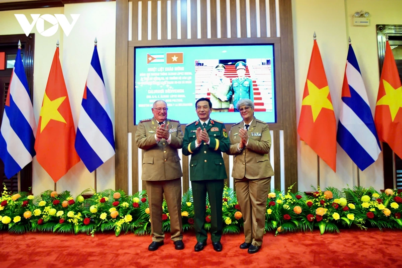 Đại tướng Phan Văn Giang và Thượng tướng Álvaro López Miỉea và phu nhân