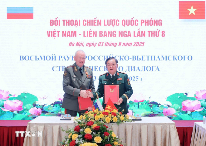 Thượng tướng Hoàng Xuân Chiến, Ủy viên Trung ương Đảng, Ủy viên Thường vụ Quân ủy Trung ương, Thứ trưởng Bộ Quốc phòng Việt Nam và Thượng tướng Alexander Vasilyevich Fomin, Thứ trưởng Bộ Quốc phòng Liên bang Nga ký biên bản đối thoại Đối thoại Chiến lược Quốc phòng Việt Nam-Liên bang Nga lần thứ 8. (Ảnh: An Đăng/TTXVN)