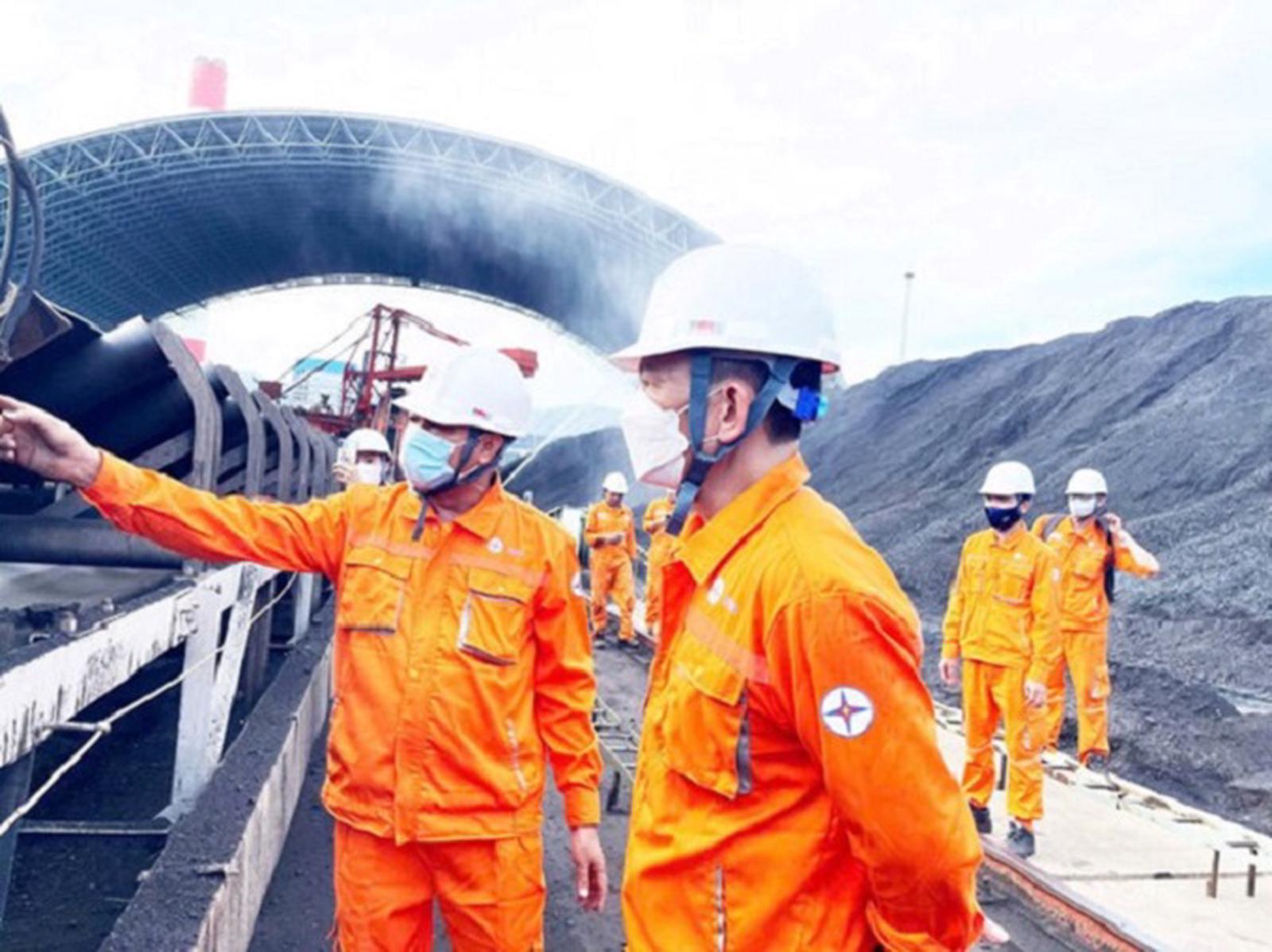 Giám đốc Nhà máy Nhiệt điện Vĩnh Tân 4 Vũ Thanh Hải , (bìa trái) kiểm tra tại các khu vực sản xuất trọng yếu, nhằm nâng cao ý thức và xây dựng văn hóa an toàn trong toàn đơn vị. Giám đốc Nhà máy Nhiệt điện Vĩnh Tân 4 Vũ Thanh Hải , (bìa trái) kiểm tra tại các khu vực sản xuất trọng yếu, nhằm nâng cao ý thức và xây dựng văn hóa an toàn trong toàn đơn vị.