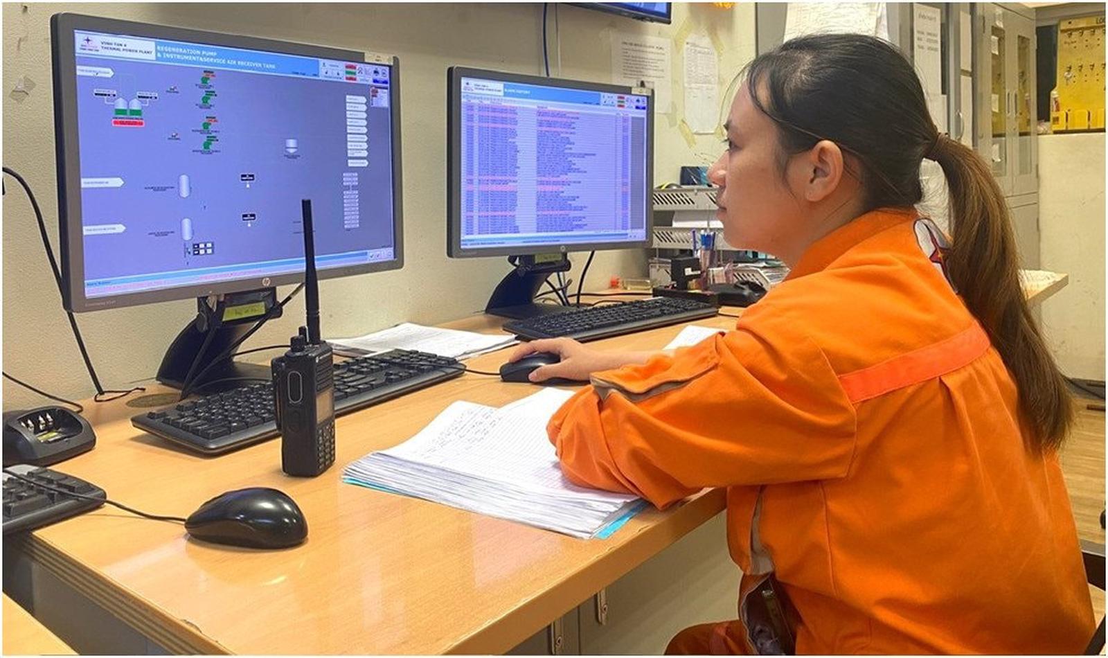 Kỹ sư NMNĐ Vĩnh Tân 4 trực vận hành. Kỹ sư NMNĐ Vĩnh Tân 4 trực vận hành.