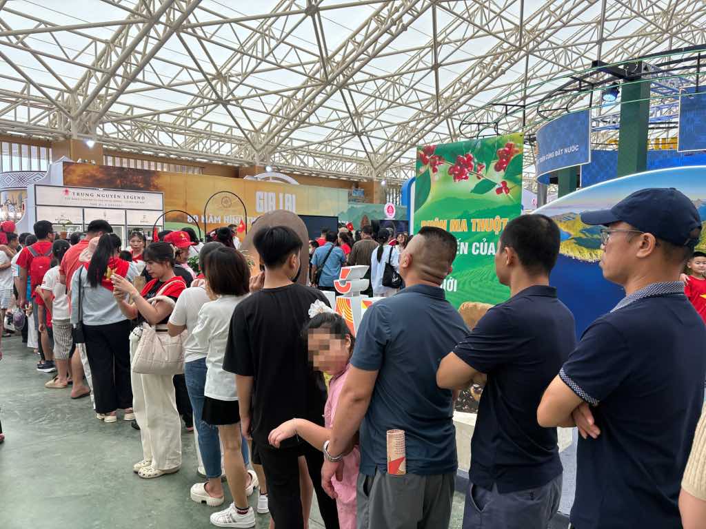 Khách tham quan xếp hàng, tham dự chương trình tại triển lãm. Ảnh: Bảo Hân Khách tham quan xếp hàng, tham dự chương trình tại triển lãm. Ảnh: Bảo Hân
