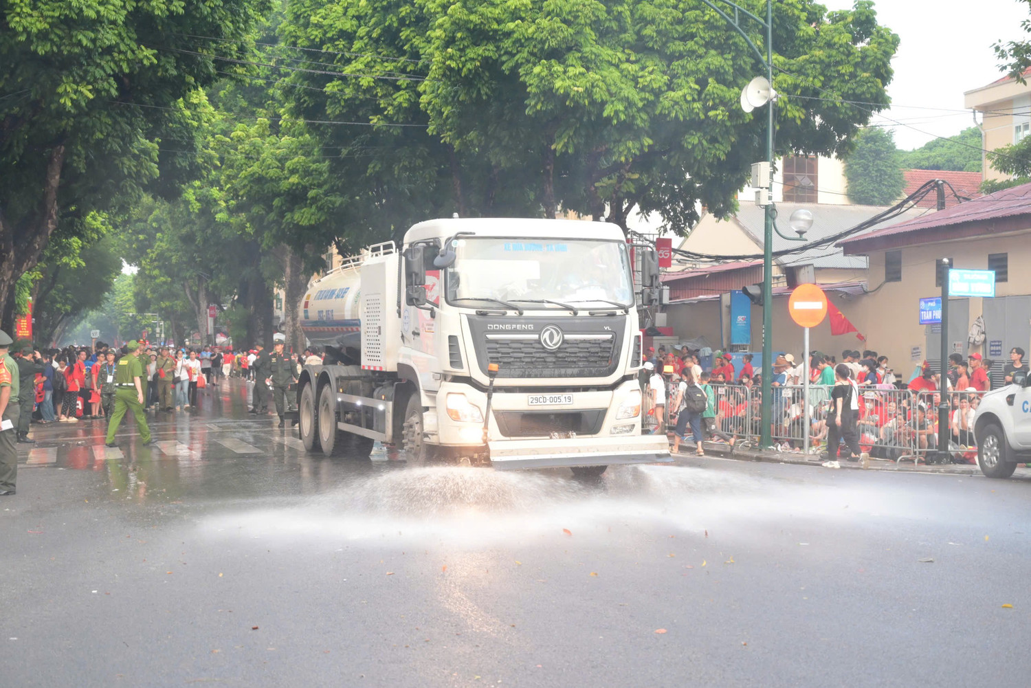 Xe phun nước rửa đường áp lực cao hoạt động trên phố Trần Phú. Ảnh: Trần Hoàng - Phùng Linh