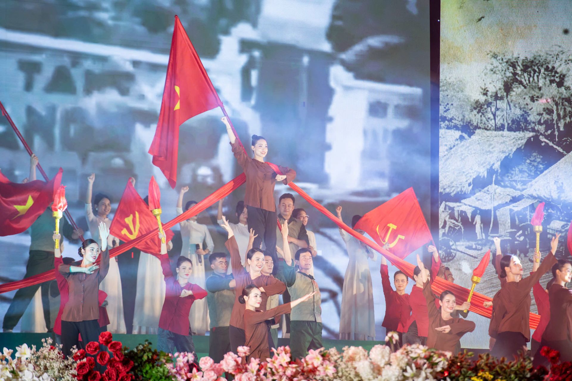 Chương trình với các tiết mục ca ngợi Chủ tịch Hồ Chí Minh, ca ngợi Đảng, quê hương, đất nước, như: “Tự hào Đảng quang vinh”; “Ca ngợi Hồ Chủ tịch Chương trình với các tiết mục ca ngợi Chủ tịch Hồ Chí Minh, ca ngợi Đảng, quê hương, đất nước, như: “Tự hào Đảng quang vinh”; “Ca ngợi Hồ Chủ tịch