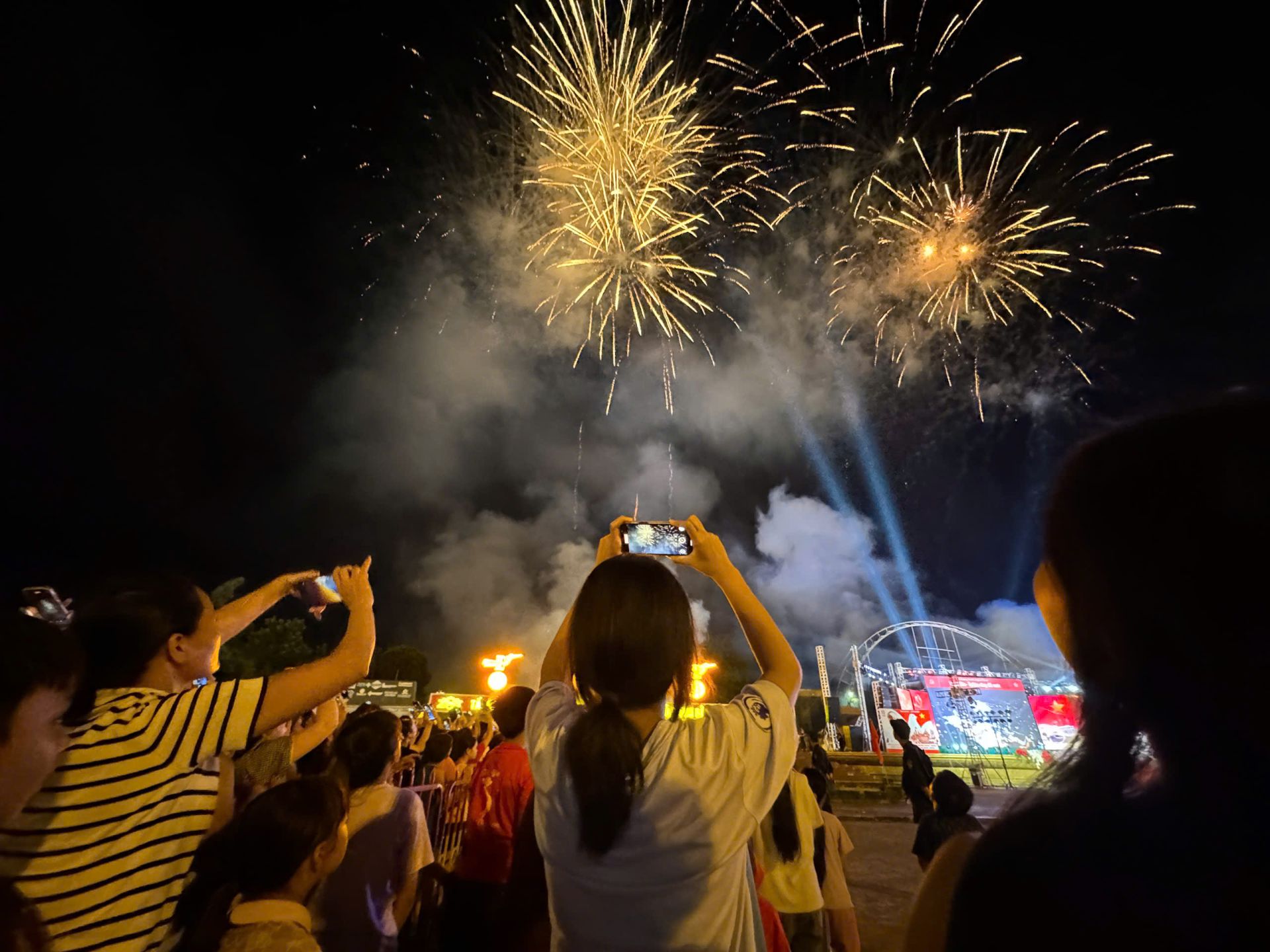 người dân Thanh Hóa đã được chiêm ngưỡng màn pháo hoa rực rỡ đầy sắc màu người dân Thanh Hóa đã được chiêm ngưỡng màn pháo hoa rực rỡ đầy sắc màu