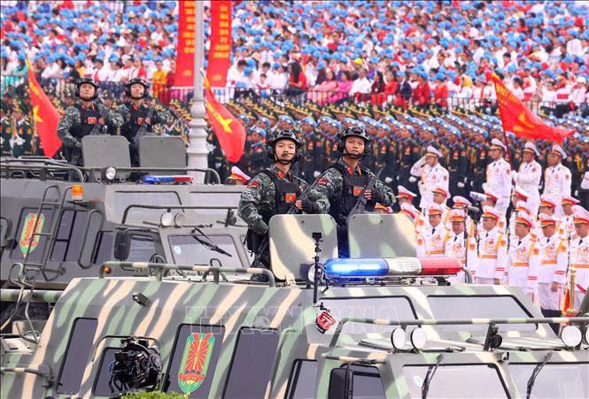 Khối xe đặc chủng tác chiến dưới nước của lực lượng cảnh sát cơ động tại Lễ diễu binh, diễu hành kỷ niệm 80 năm Cách mạng tháng Tám và Quốc khánh 2/9. Ảnh: TTXVN