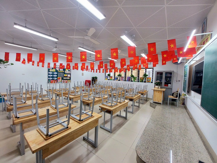 Bàn ghế được sắp xếp gọn gàng tất cả là để đón các em học sinh thân yêu quay trở lại với mái trường đầy ắp yêu thương. Bàn ghế được sắp xếp gọn gàng tất cả là để đón các em học sinh thân yêu quay trở lại với mái trường đầy ắp yêu thương.