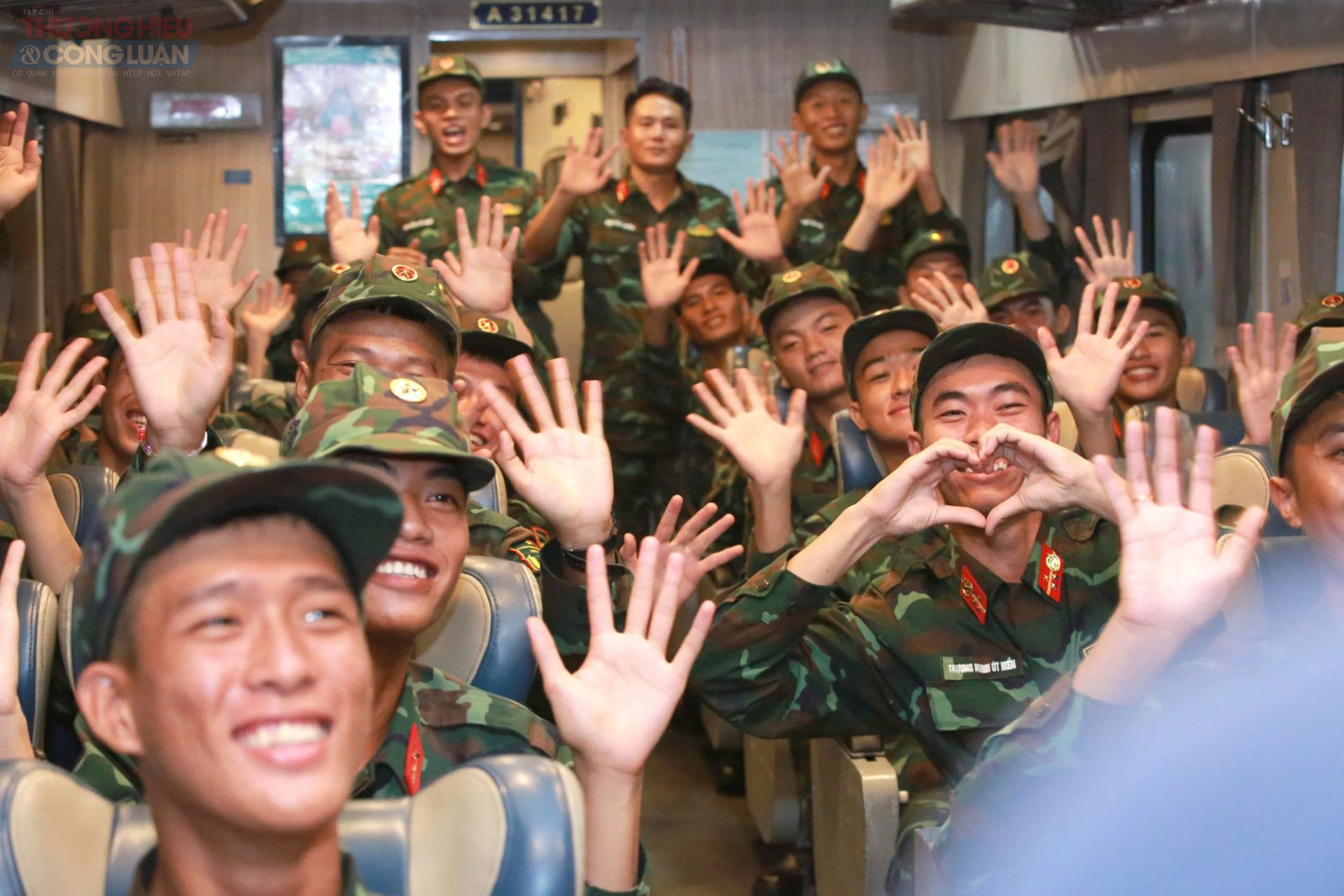 Khoảnh khắc tại Ga Hà Nội không chỉ là lời tạm biệt sau một nhiệm vụ, mà còn là minh chứng sinh động cho tình cảm gắn bó quân – dân, cho niềm tự hào về thế hệ chiến sĩ đang ngày đêm gìn giữ hòa bình, bảo vệ Tổ quốc.