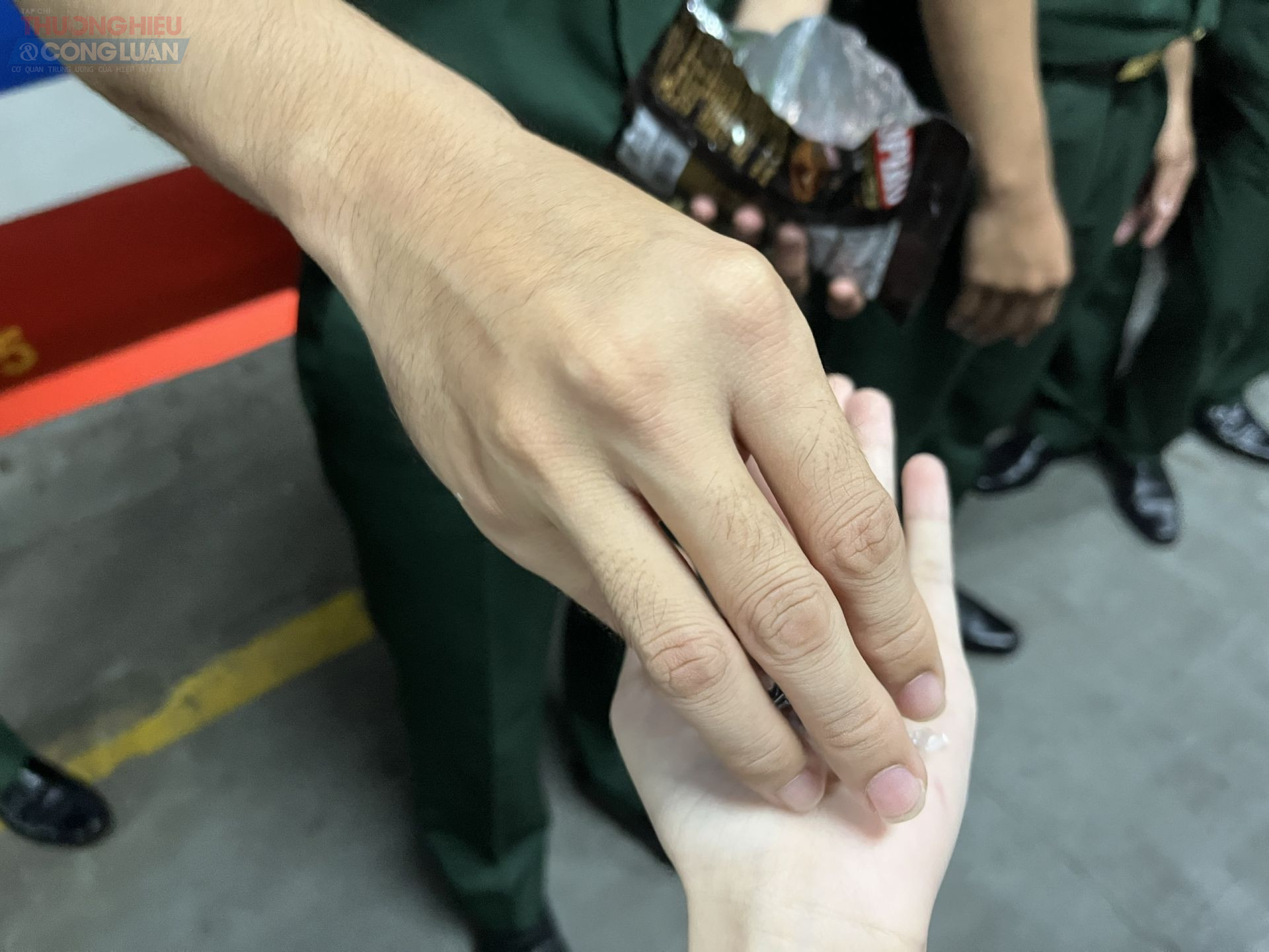 Trước khi tàu lăn bánh, các chiến sĩ vẫn cố nán lại nơi cửa toa, trao tặng những món quà nhỏ bé nhưng đầy tâm tư, vẫy tay chào tạm biệt trong tiếng reo hò, lời chúc của người dân.