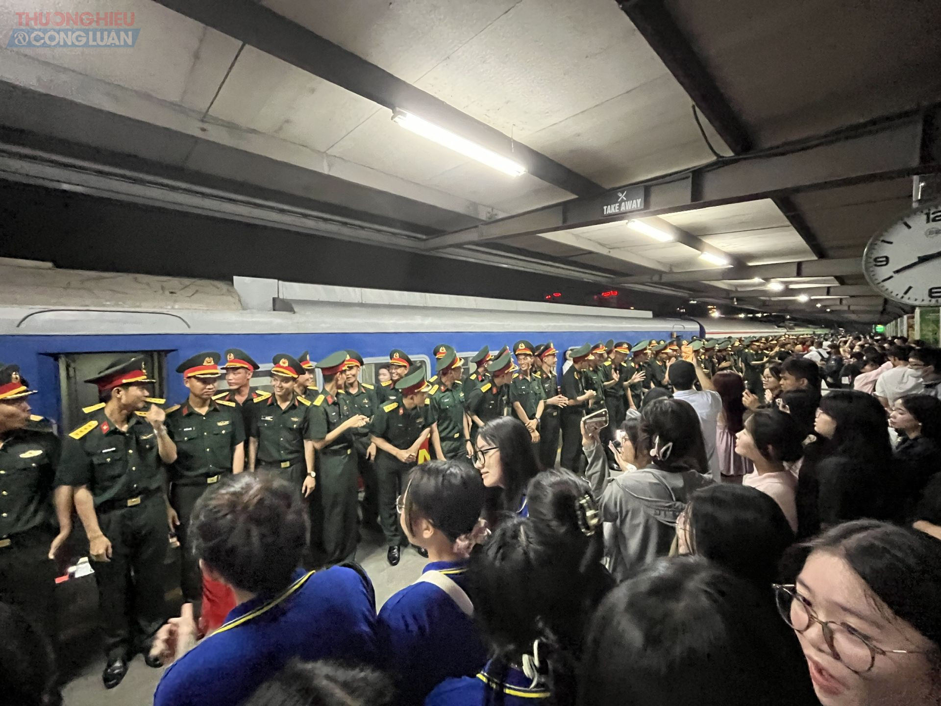 Xúc động giây phút chia tay các chiến sĩ trở về đơn vị sau nhiệm vụ A80