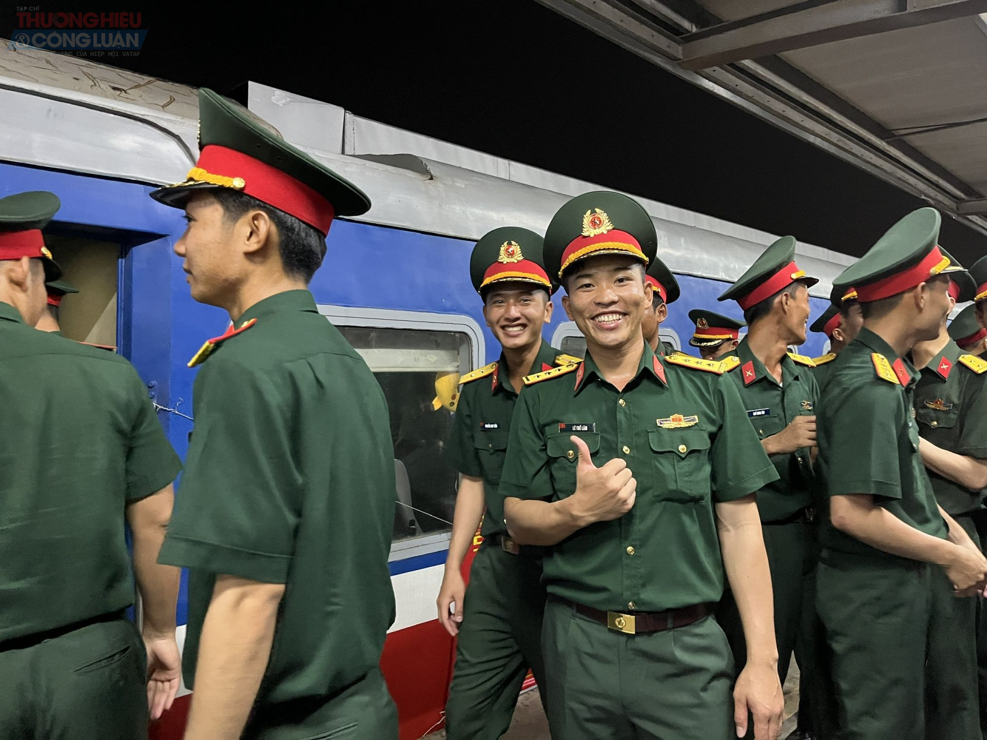 Nụ cười tươi của người lính trong khoảnh khắc chia tay, như lời hẹn gặp lại, khiến không khí buổi tối 3/9 tại ga Hà Nội trở nên ấm áp.