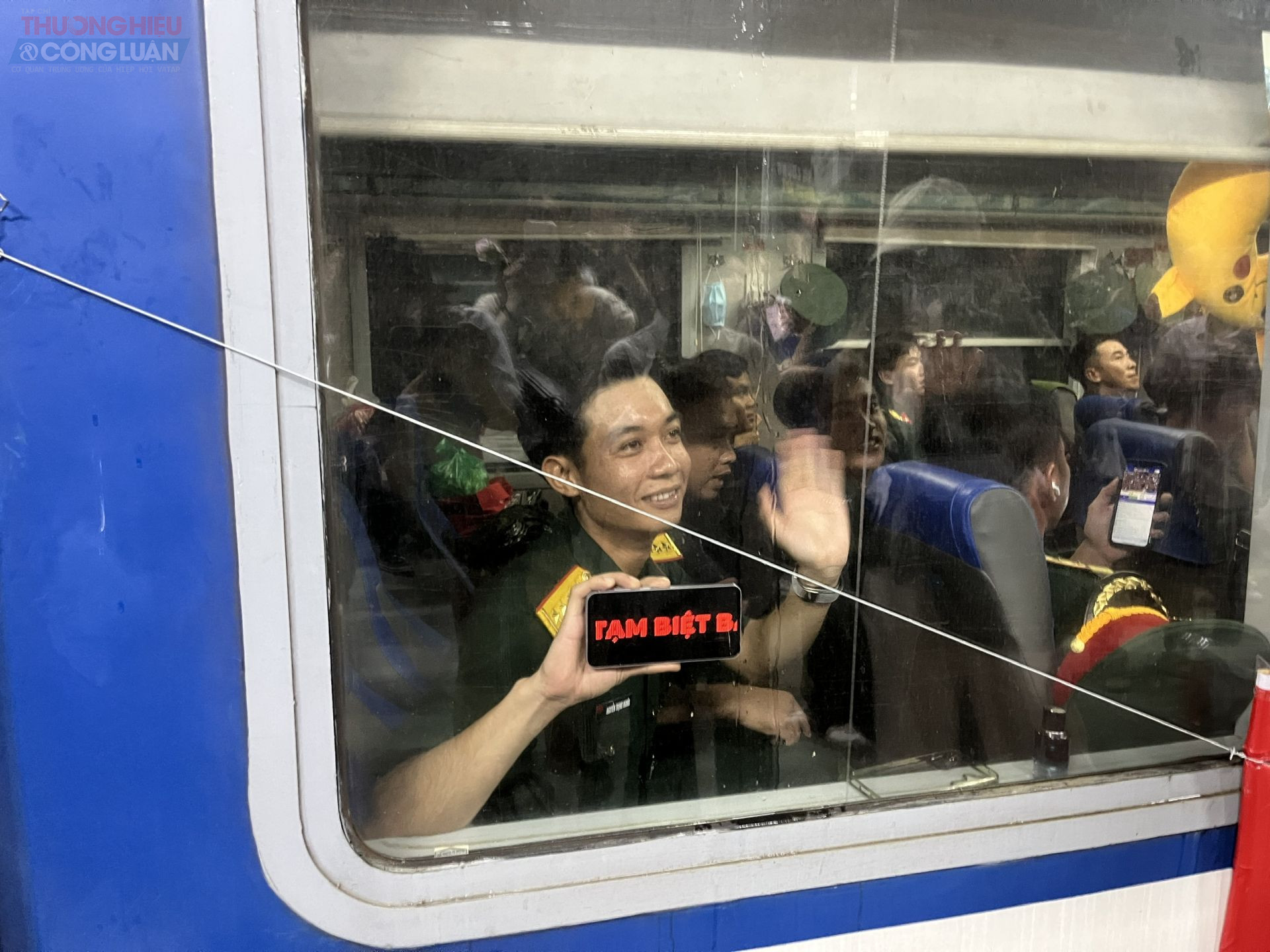 Từng cánh tay vẫy chào, từng ánh mắt thân thiện như lời hẹn gặp lại khiến không khí tại ga Hà Nội trở nên ấm áp, thân thương.