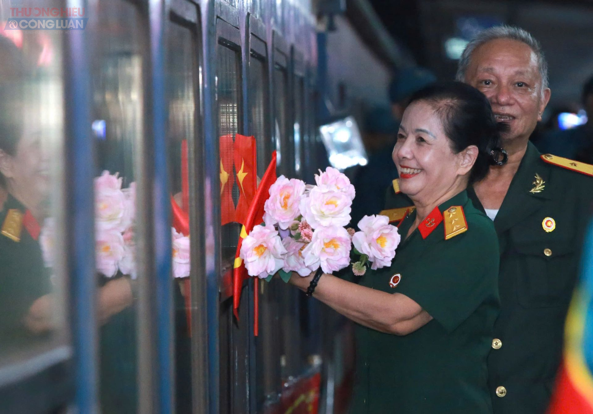 Bác Vũ Thị Kim Thành (Cựu chiến binh bên phường Cửa Nam) xúc động chia sẻ: “Ngày xưa chúng tôi từng được tham dự những lễ diễu binh lịch sử, nay lại chứng kiến lớp chiến sĩ trẻ tiếp bước, lòng tôi bồi hồi khó tả. Hình ảnh các cháu hoàn thành nhiệm vụ, trở về trong vòng tay nhân dân làm tôi nhớ lại ký ức hào hùng của dân tộc. Thế hệ trẻ hôm nay đã làm rất tốt, xứng đáng với truyền thống cha anh.”