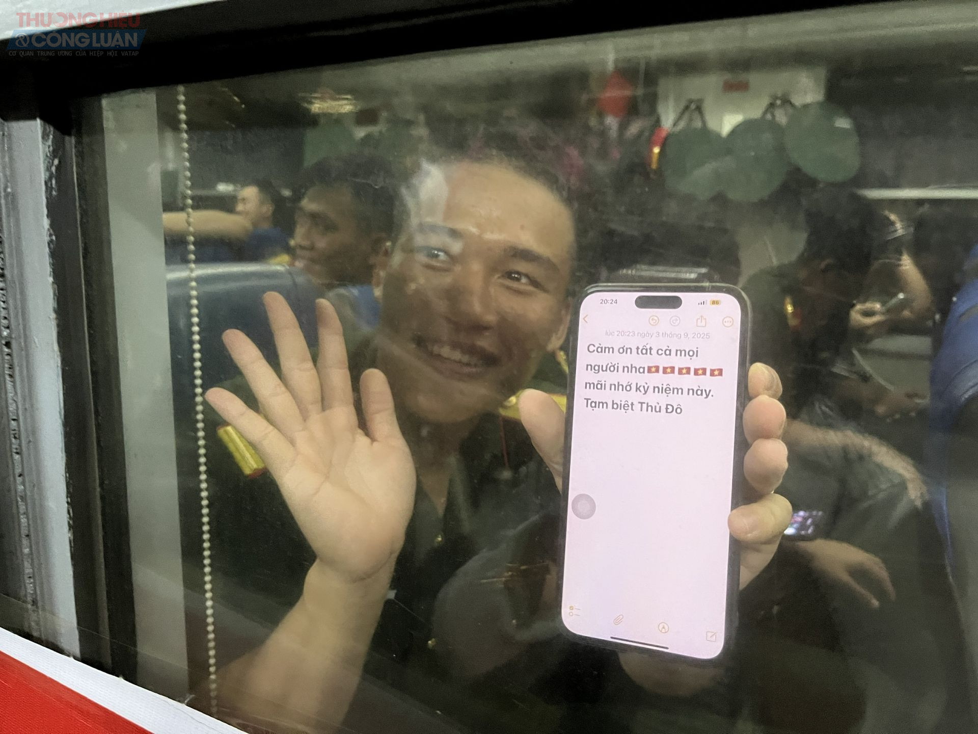 Trước khi tàu lăn bánh, các chiến sĩ vẫn cố nán lại nơi cửa toa, vẫy tay chào tạm biệt trong tiếng reo hò, lời chúc của người dân.