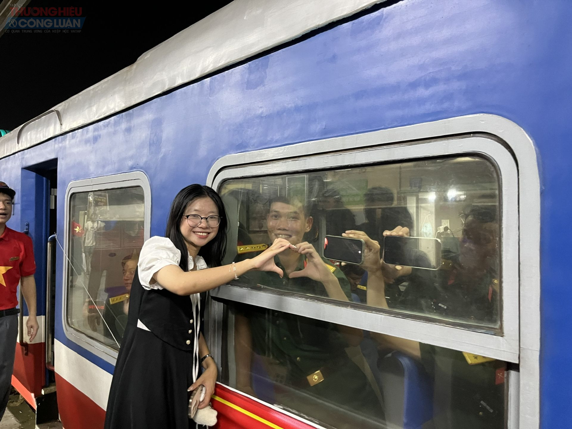 Khoảnh khắc lưu luyến tiễn quân không chỉ là dấu ấn đẹp mà còn khẳng định tình cảm 