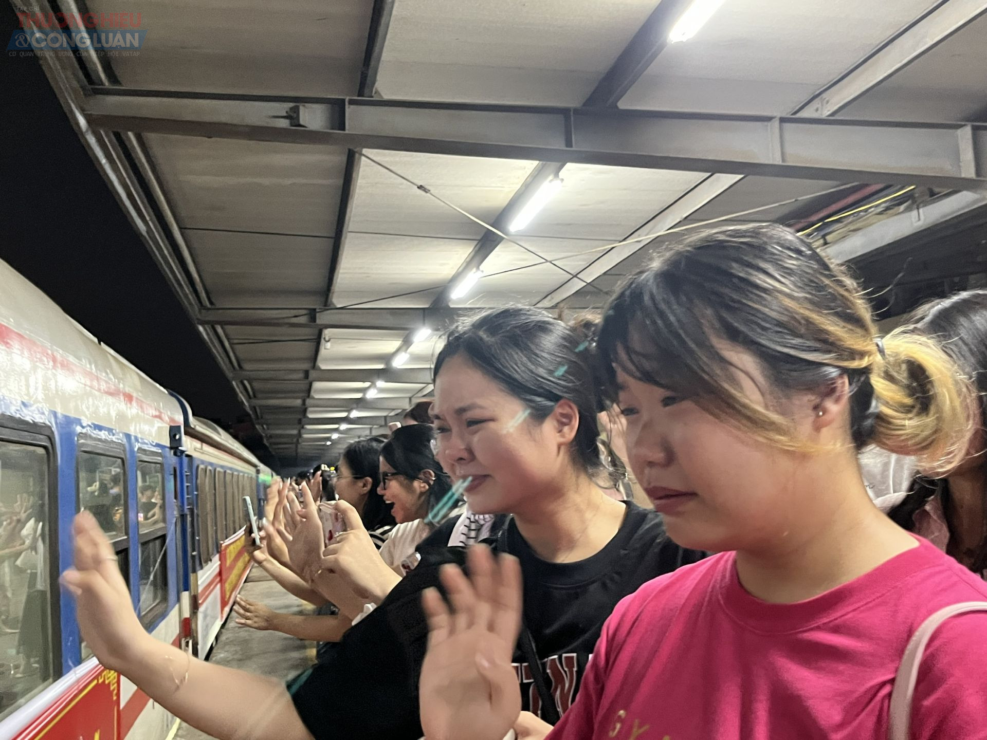 Chuyến tàu đưa các chiến sĩ trở về đơn vị bắt đầu lăn bánh, khép lại buổi chia tay chan chứa tình quân dân. Nhiều bạn trẻ không dấu được cảm xúc.