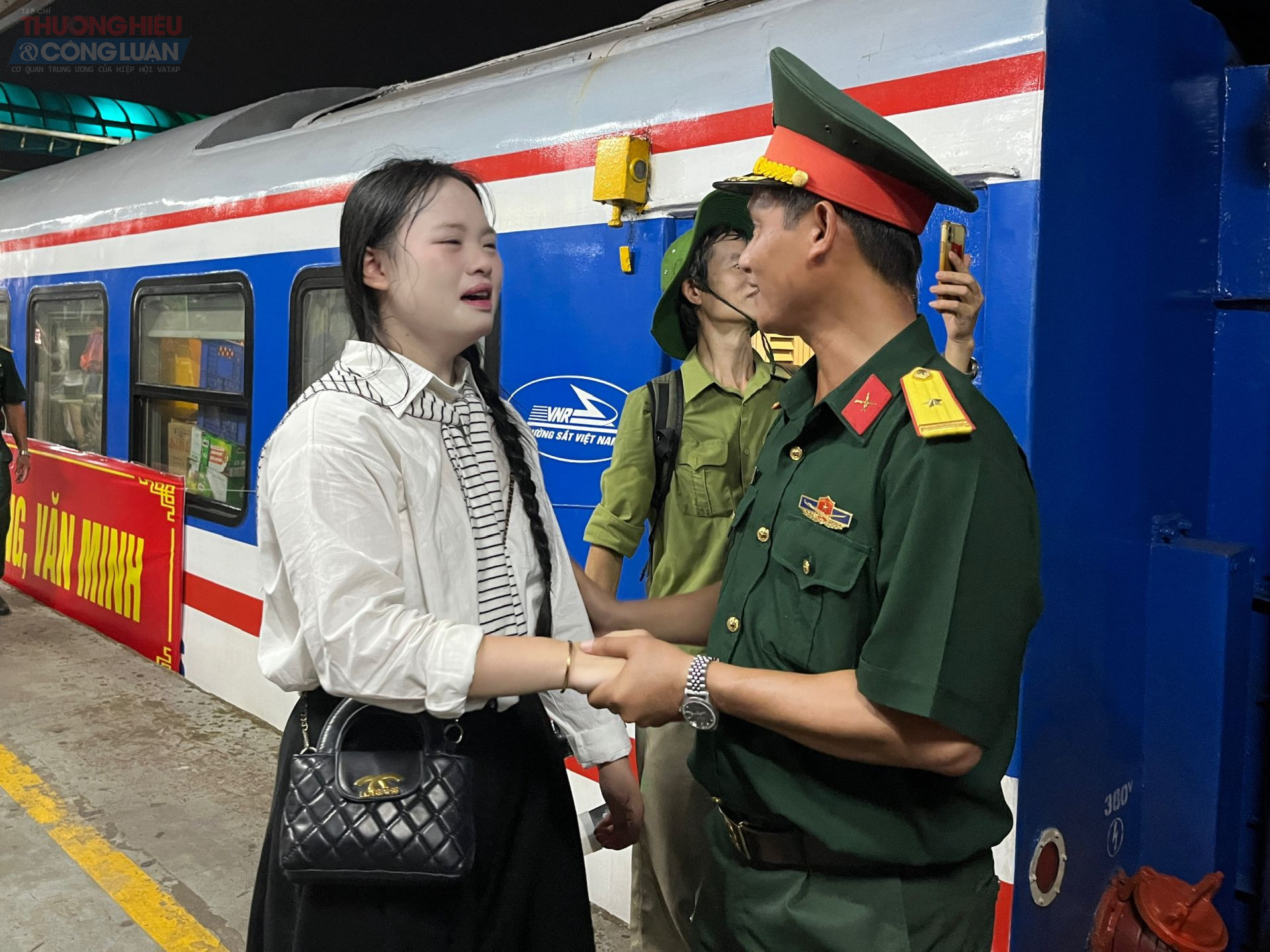 Khoảnh khắc lưu luyến tại sân ga Hà Nội sáng 3/9 chính là những cái ôm, cái bắt tay thật chặt như muốn níu giữ bước chân của các chiến sĩ miền Nam sau những ngày cùng Thủ đô hoàn thành nhiệm vụ A80.