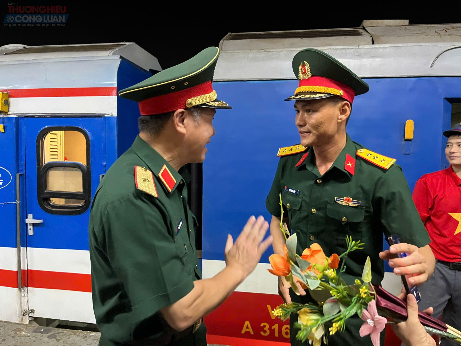 Các chiến sĩ khoác vai nhau, ôm đồng đội trong niềm xúc động xen lẫn tự hào, khép lại hành trình ý nghĩa trong sự kiện trọng đại của đất nước.