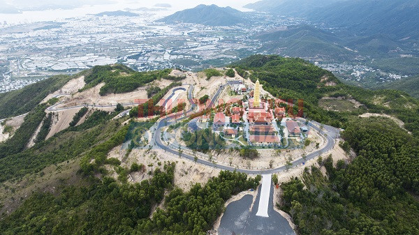 Đường lên Tr1uc Lâm Phụng Thùy Sơn quanh co , khá dốc , dài trên 4 km