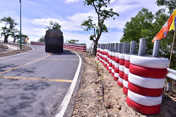 Đường lên Chùa Trúc Lâm Phụng Thùy Sơn đã trải nhựa, có hệ thống tường dào bảo hiểm khá tốt, các loại xe ô tô có thể lên được