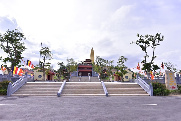 Sân để xe trước cửa chùa và lối lên cổng chùa