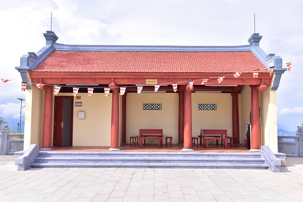 Nhà sắp lễ, nghỉ chân (2 nhà hai bên lối lên)