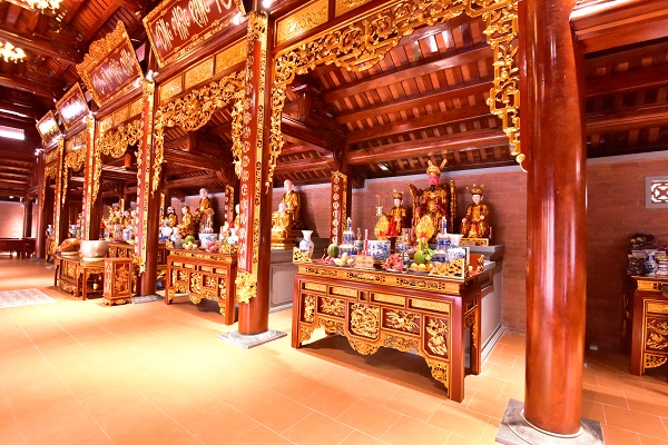 Bàn thờ trong Nhà thờ Tổ