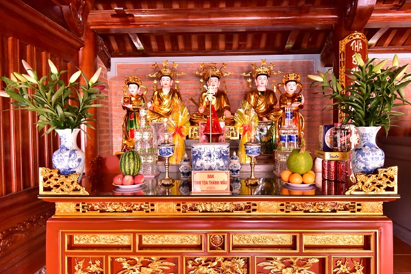 Ban Tam tòa Thánh Mẫu trong Nhà thờ Tổ