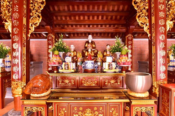 Ban thờ trong Nhà thờ Tổ