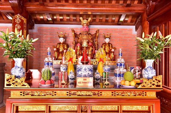 Ban Đức Thánh Trần trong Nhà thờ Tổ