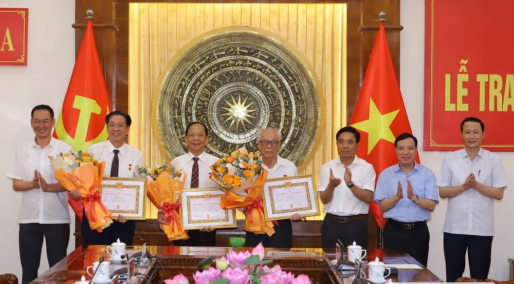 Đồng chí Bí thư Tỉnh ủy Nguyễn Doãn Anh và các đồng chí Phó Bí thư Tỉnh ủy trao huy hiệu và tặng hoa chúc mừng các đồng chí nguyên lãnh đạo tỉnh.