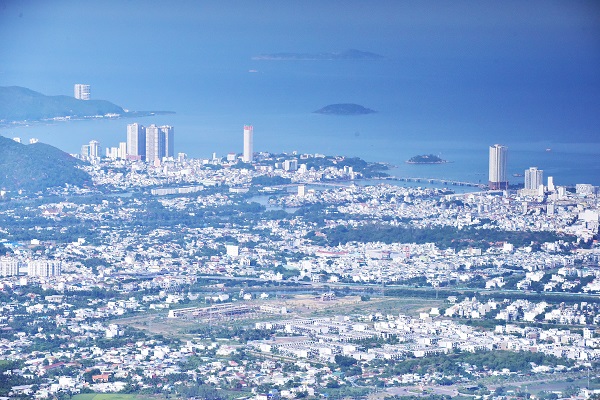 Từ chùa Trúc Lâm Phụng Thùy Sơn nhìn về Nha Trang