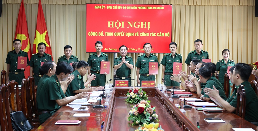 Đại tá Nguyễn Văn Hiệp, Phó Chính ủy Bộ Chỉ huy Quân sự tỉnh, Chính ủy Ban Chỉ huy Bộ đội Biên phòng tỉnh An Giang trao quyết định cho các đồng chí