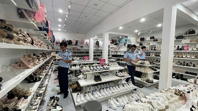 Lực lượng Quản lý thị trường Gia Lai triệt phá cơ sở buôn bán hàng giả mạo nhãn hiệu trị giá gần 269 triệu đồng