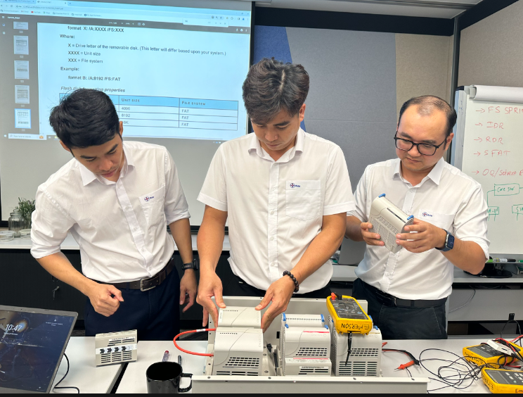 Các kỹ sư Phòng kỹ thuật trao đổi, nghiên cứu thiết bị máy móc Các kỹ sư Phòng kỹ thuật trao đổi, nghiên cứu thiết bị máy móc