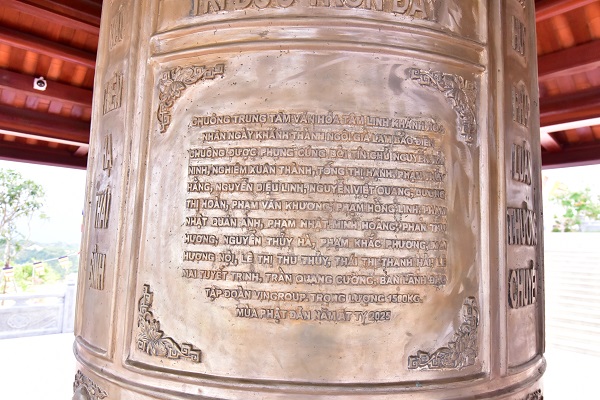 Mặt chuông có đúc nổi tên các vị đã phụng cúng chuông