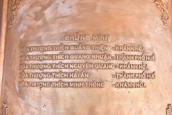 Mặt chuông có đúc nổi tên các vị Hòa thương chứng minh