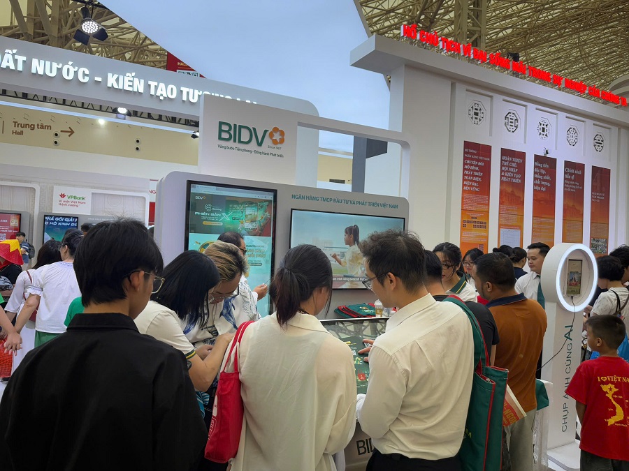 Hàng nghìn lượt khách thăm quan thích thú với những trải nghiệm tại Không gian của BIDV