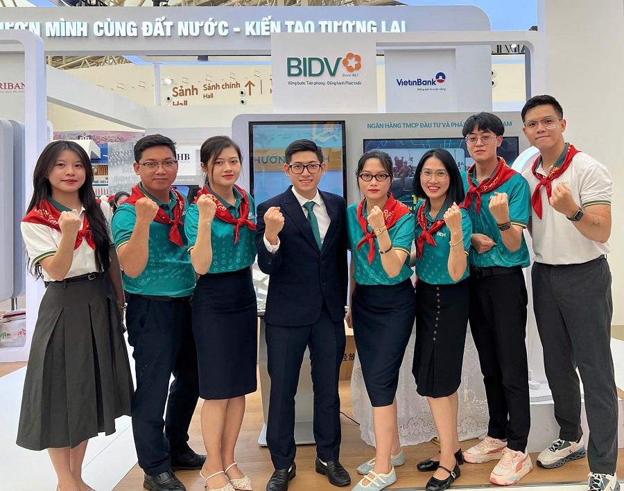 Cán bộ BIDV luôn sẵn sàng để tư vấn, giới thiệu sản phẩm dịch vụ BIDV tới người dân, du khách thăm quan