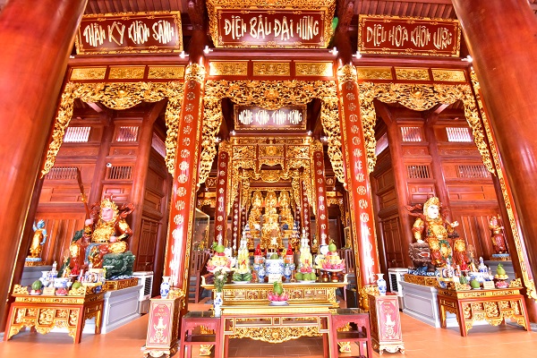 Khu bàn thờ giữa Ngôi Tam Bảo