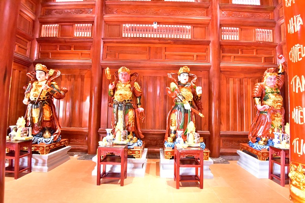 Bàn thờ đặt bên trái Ngôi Tam Bảo