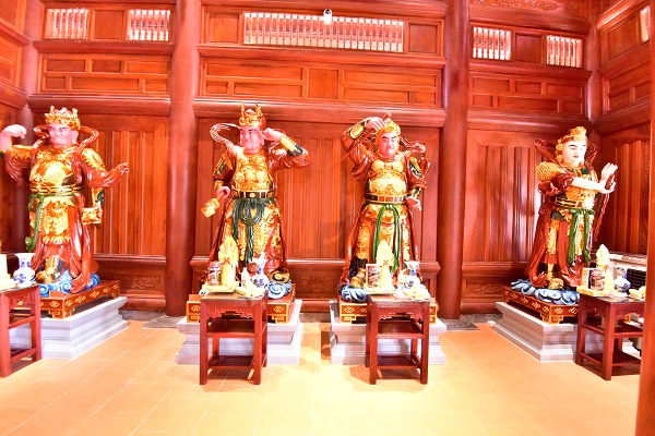 Dãy bàn thờ đặt bên phải Ngôi Tam Bảo