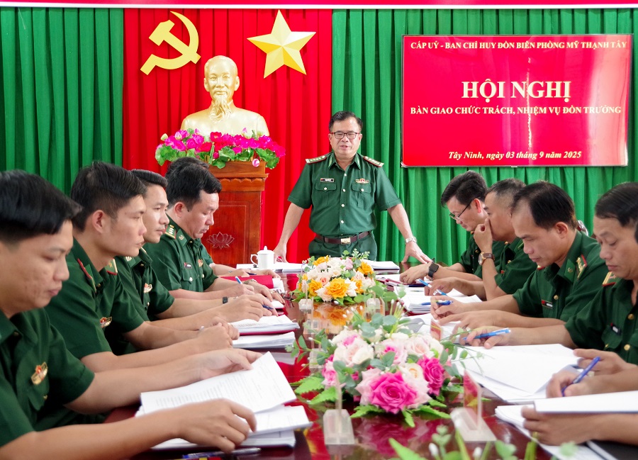 Đại tá Phạm Văn Cờ - Uỷ viên Ban Thường vụ Đảng ủy, Phó Chỉ huy trưởng, Tham mưu trưởng Ban Chỉ huy BĐBP Tây Ninh phát biểu chỉ đạo, giao nhiệm vụ
